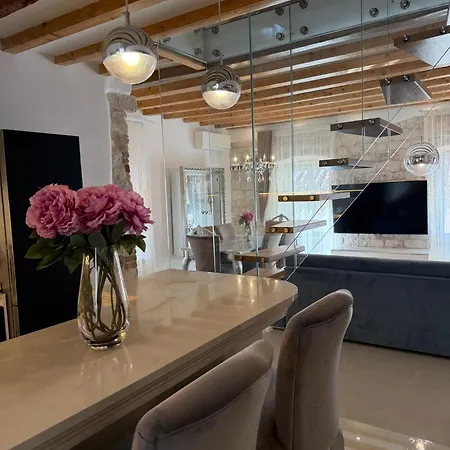 Luxury Gothic Old Town Apartamento