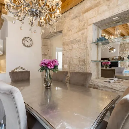 Luxury Gothic Old Town Apartamento