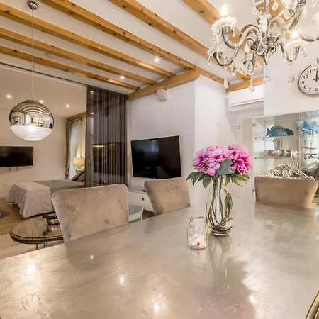 Luxury Gothic Old Town Apartamento *