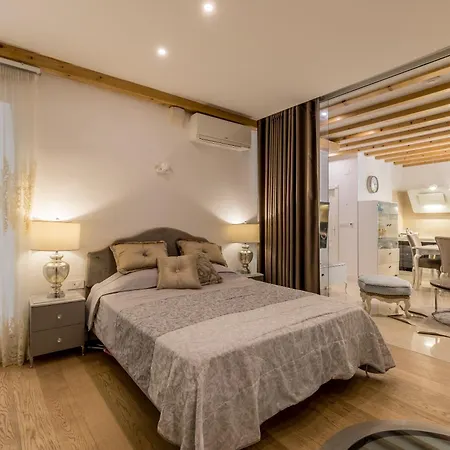 Luxury Gothic Old Town Apartamento