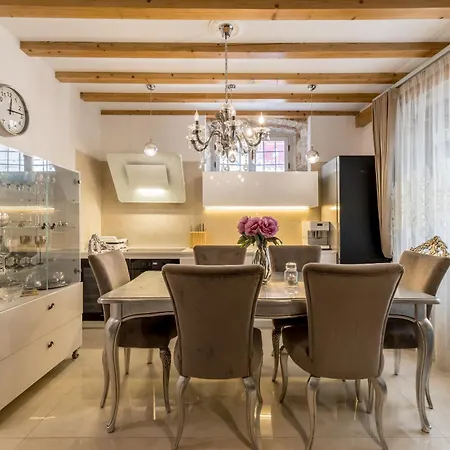 Luxury Gothic Old Town Apartamento