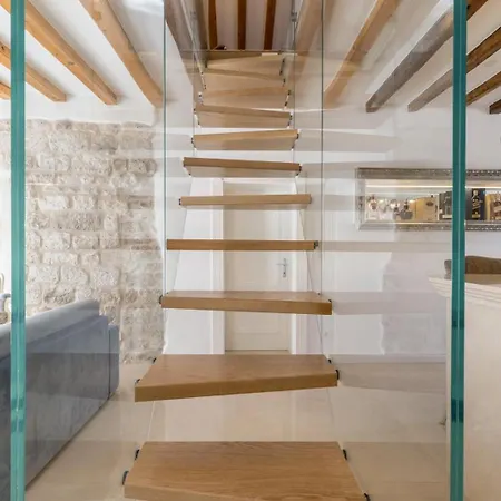 Luxury Gothic Old Town Apartamento